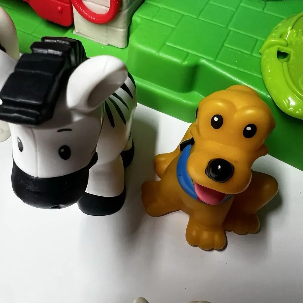 Fisher-Price Little People Friendly Horses Stable Barn Playset & 9 Figures